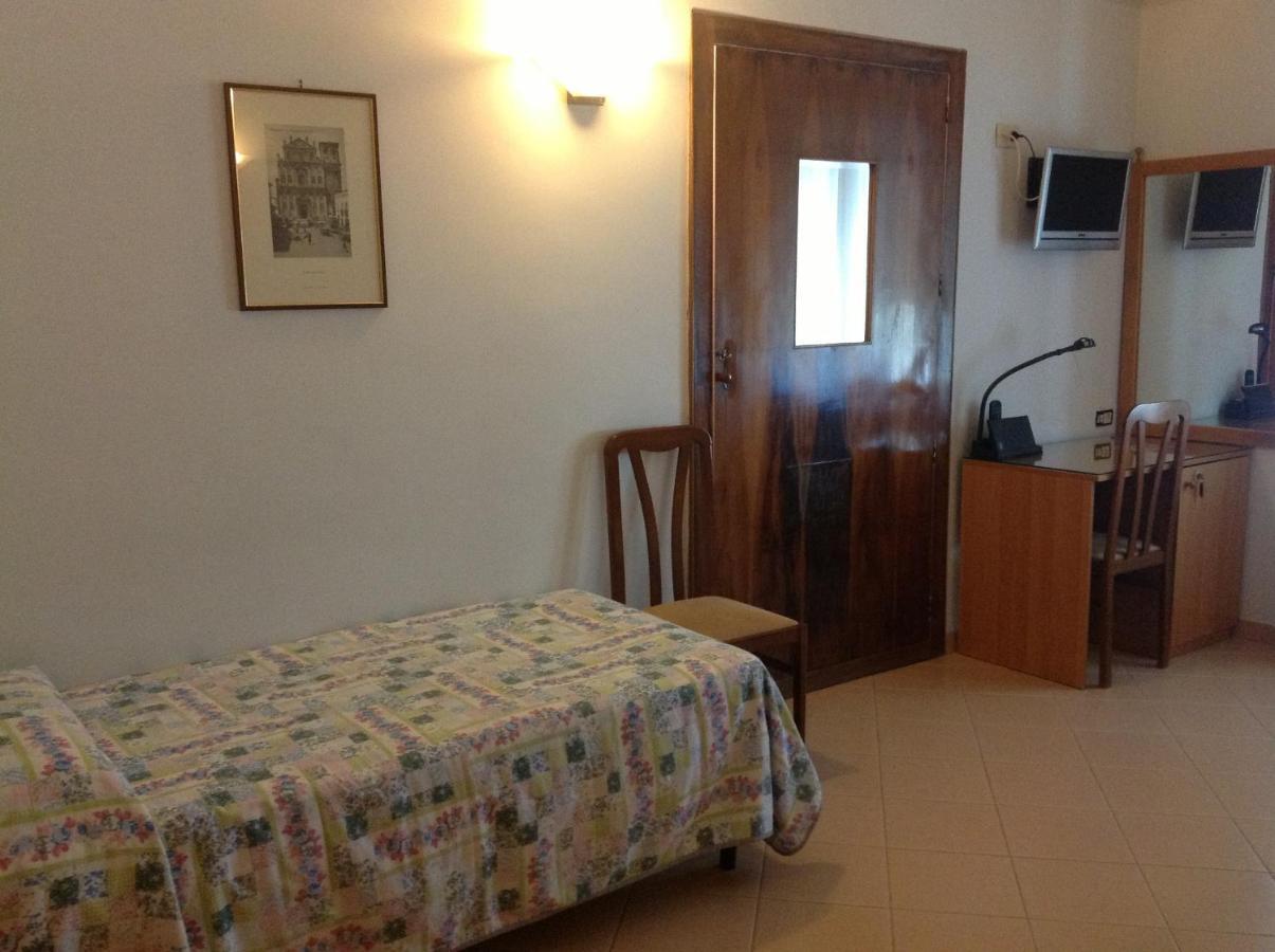 Hotel Castello Mesagne Habitación foto