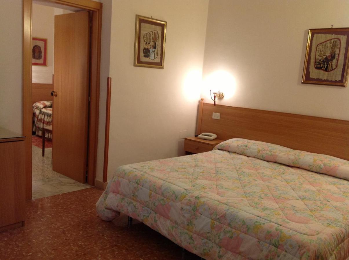 Hotel Castello Mesagne Habitación foto